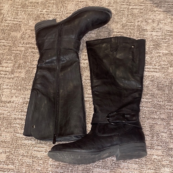 Sleek Black Over the Knee Boots - Picture 3 of 4